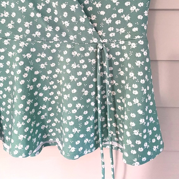 Monteau Mint Floral V-Neck Top Size Medium - Picture 4 of 5